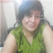 Profesora de inglés presta servicios de clases de apoyo para los 3 niveles